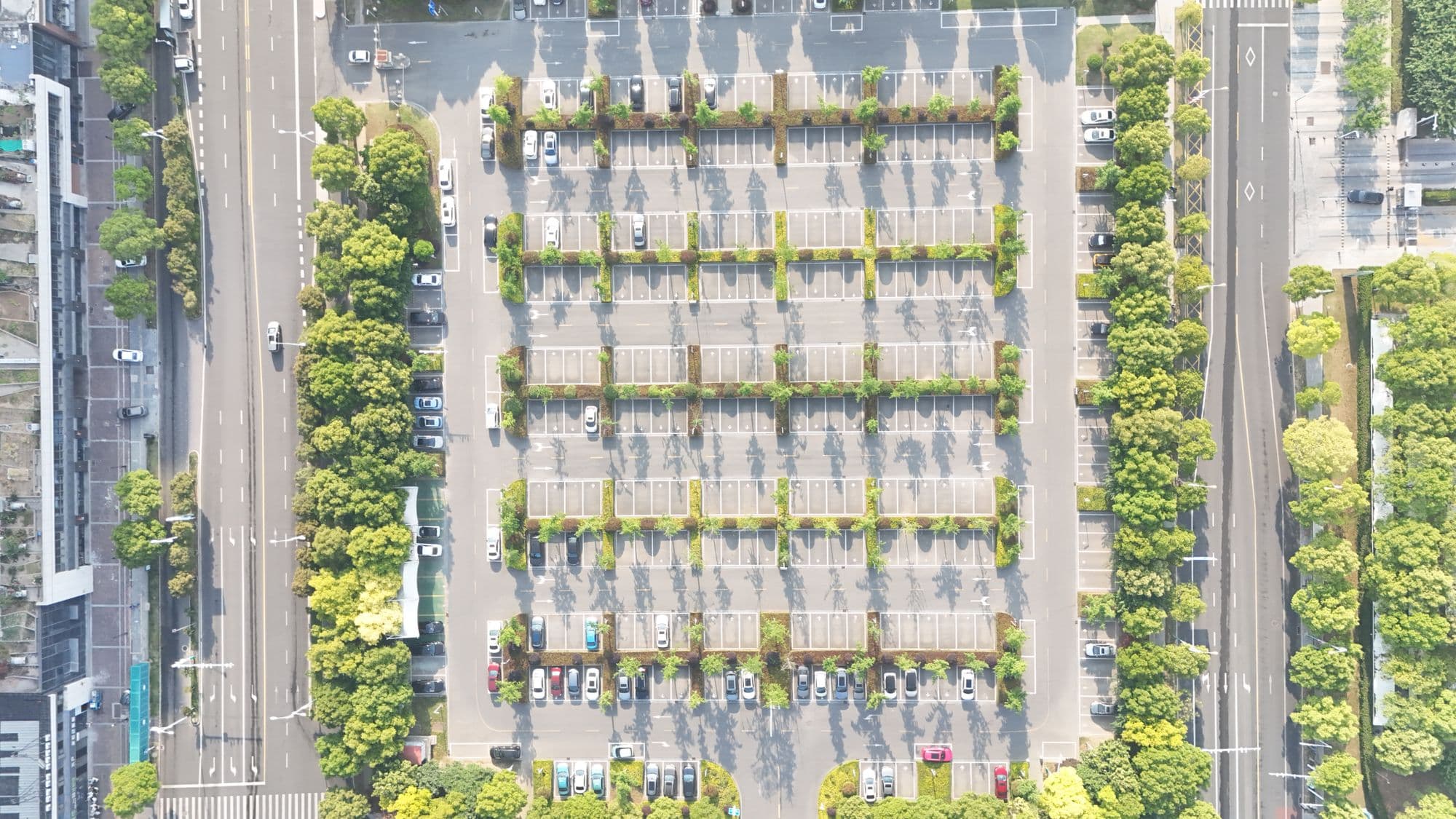 Vue aérienne d’un parking bordé d’arbres